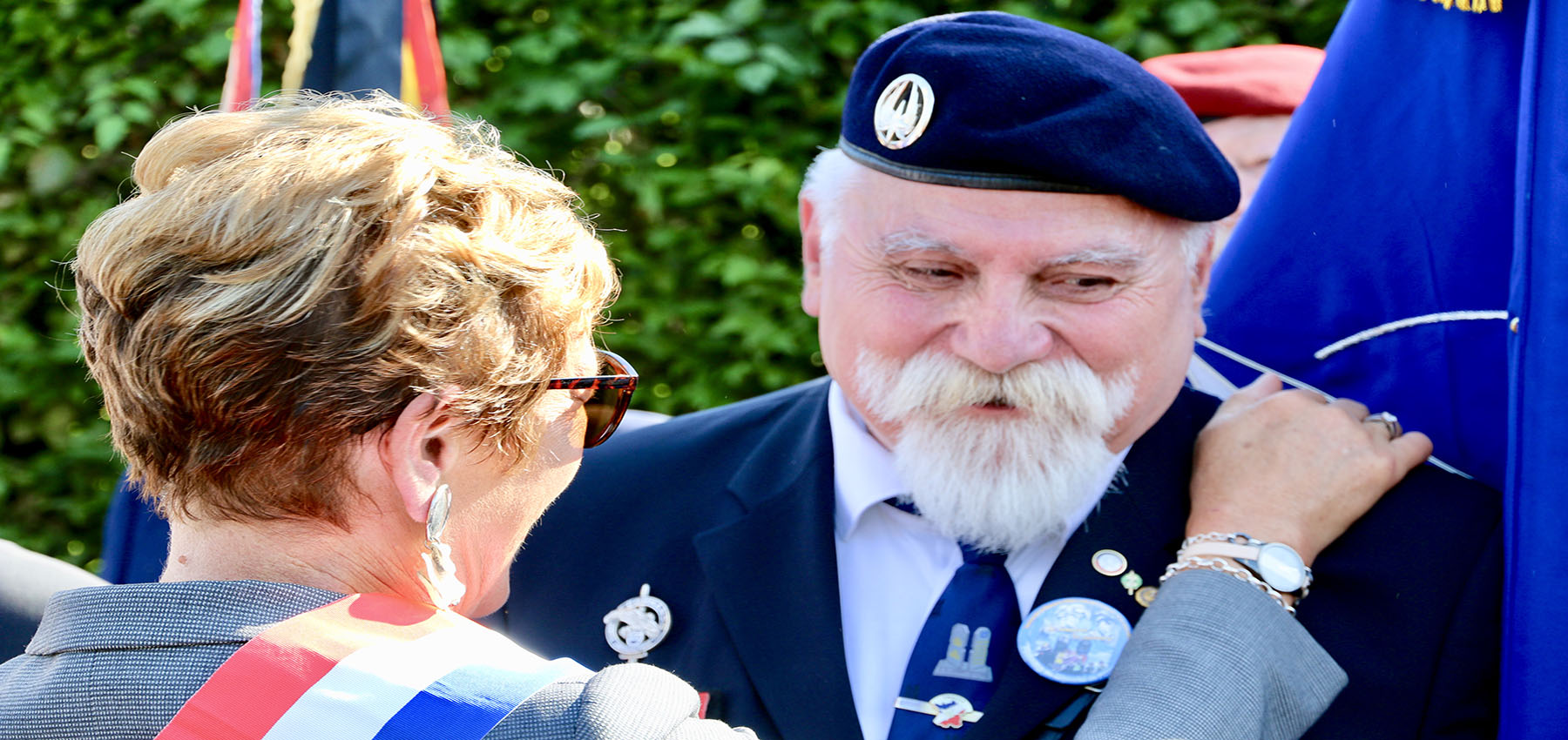 photo de rubans  croisés bleu blanc rouge