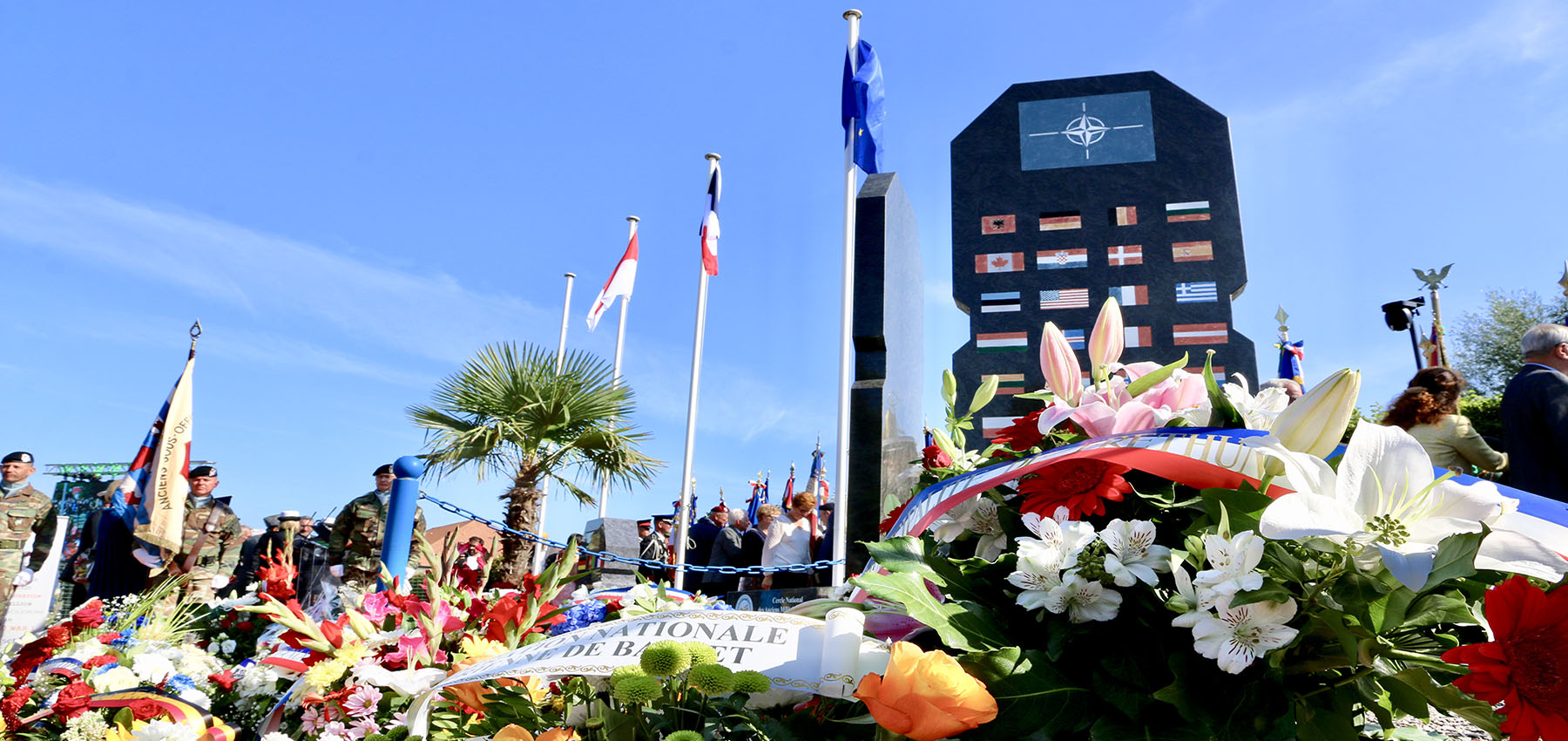 photo d'un mémorial recouvert de coquelicots